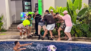 Momo Guzmán protagoniza pelea y termina desgreñada en pleno programa