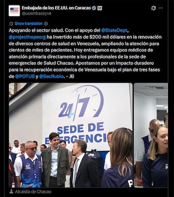 Captura de pantalla de una publicación de la Embajada de Estados Unidos en Caracas con personas frente a un letrero de Sede de Emergencias