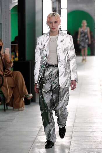 La sastrería siempre está presente. La tradicional y la más vanguardista, con estampados llamativos, son elegidos por el diseñador Nicolas Ghesquiere para LV. Para esta temporada, un modelo en color en gris metalizado combinado con blancos