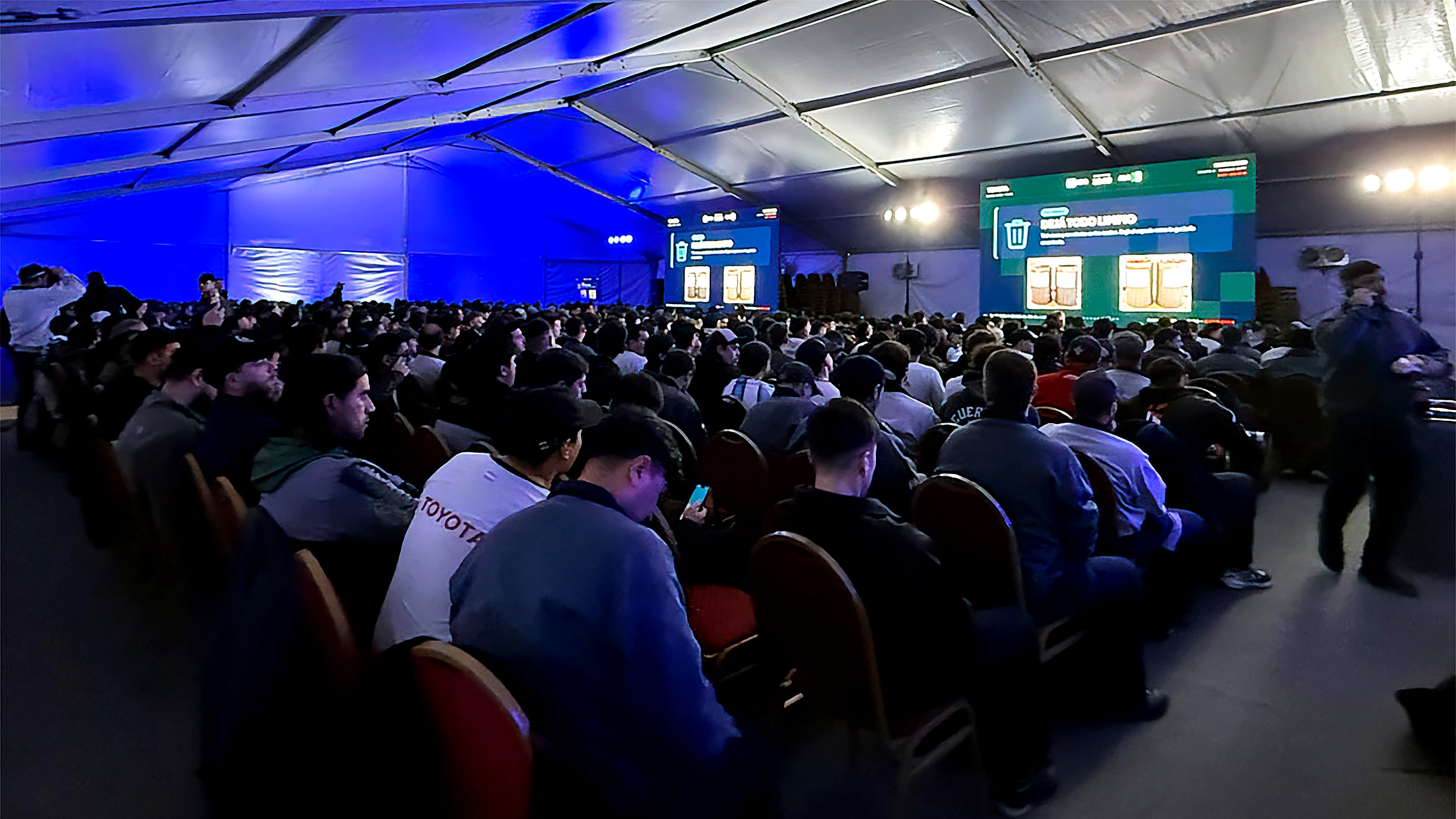 Los colaboradores de Toyota Argentina en la planta de Zárate tienen tres carpas en distintos sectores para ver el partido cerca de su lugar de trabajo.