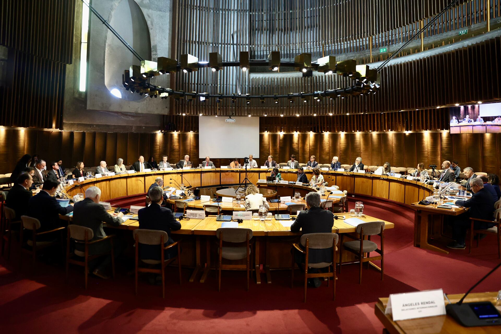 Autoridades argentinas y representantes de organismos multilaterales, reunidos en Santiago de Chile para debatir políticas de desarrollo productivo (Fuente)