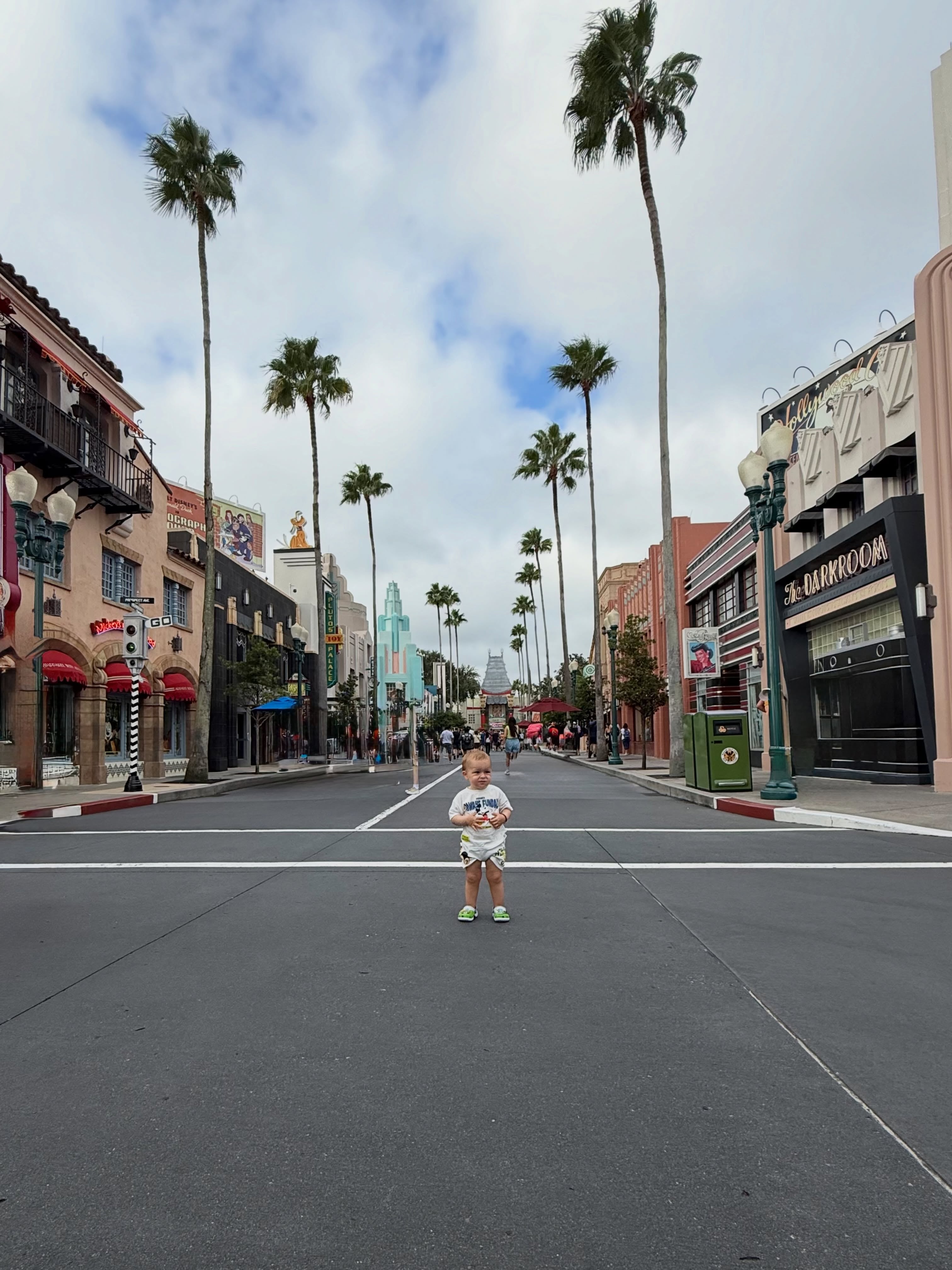 Marco, hijo de la conductora Sol Pérez y Guido Mazzoni, posa en medio de una avenida del parque temático Disney