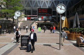Personas en Canary Wharf, Londres,