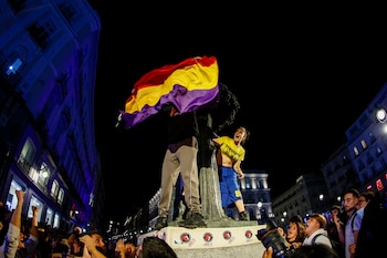 Manifestantes subidos en la escultura del Oso y el Madroño en la Puerta del Sol.