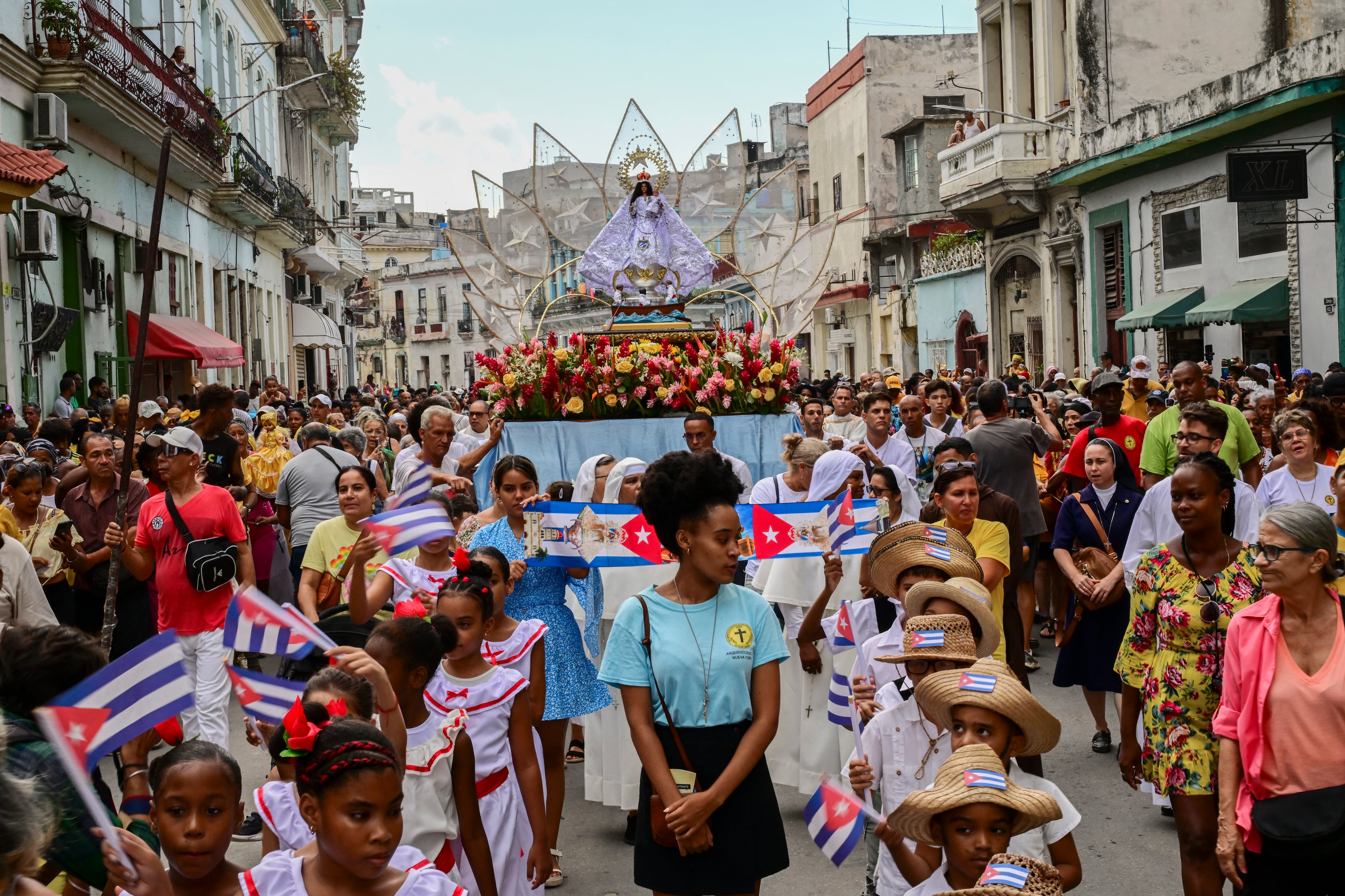 En La Habana y otras ciudades se realizan procesiones católicas en las calles que coinciden con toques de tambores africanos (bembés) en los hogares religiosos. (Infobae Cuba/YAMIL LAGE / AFP)