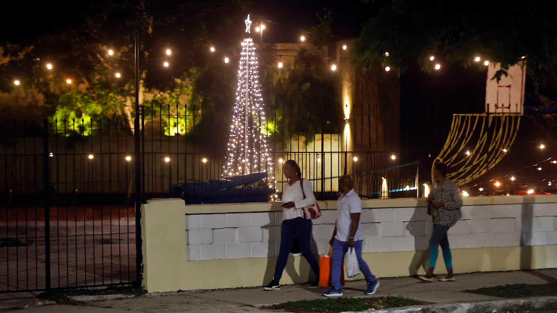 Los apagones no van a dar tregua a Cuba en estas festividades, con prolongados cortes pronosticados por todo el país que van a dejar a oscuras a millones de cubanos durante la cena de Nochebuena y el feriado de Navidad (EFE/Ernesto Mastrascusa)