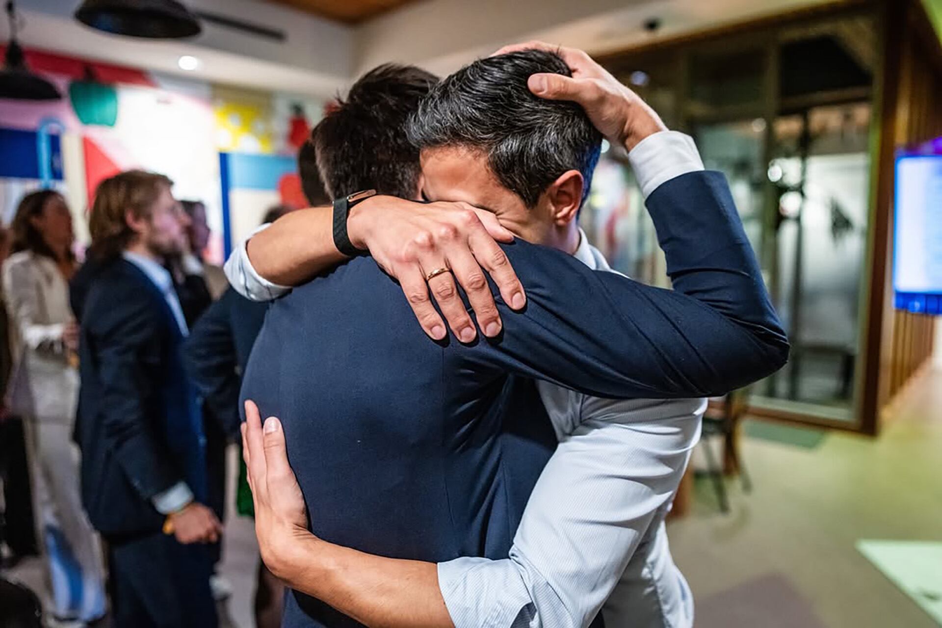 El abrazo de de Rob Jetten y su pareja, el jugador de hockey sobre césped argentino Nicolás Keenan