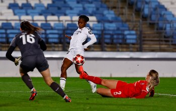 Linda Caicedo y Kim Everaerts