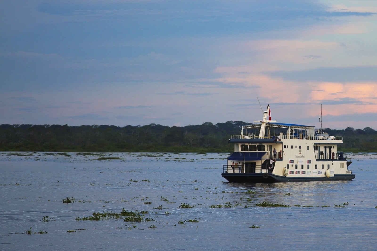 Embarcaciones de la Marina de Guerra llevan servicios del Estado a comunidades amazónicas aisladas.