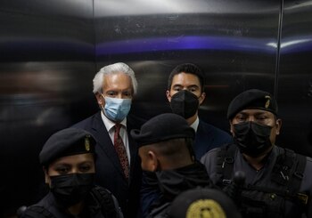 José Rubén Zamora, acompañado por