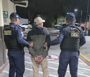 Agentes de la Policía Nacional Civil de Guatemala realizaron capturas en varias localidades por delitos como portación ilegal de armas, homicidio en grado de tentativa y extorsión. (Cortesía: PNC Guatemala)