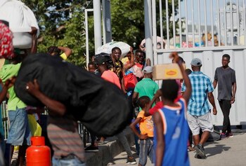 Haitianos cruzan la frontera entre