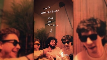 Tres hombres sonriendo, dos con gafas de sol. Fondo difuminado con planta y panelado. Texto: Luis Chitarroni por sus amigos. Logo: La Bestia Equilátera.