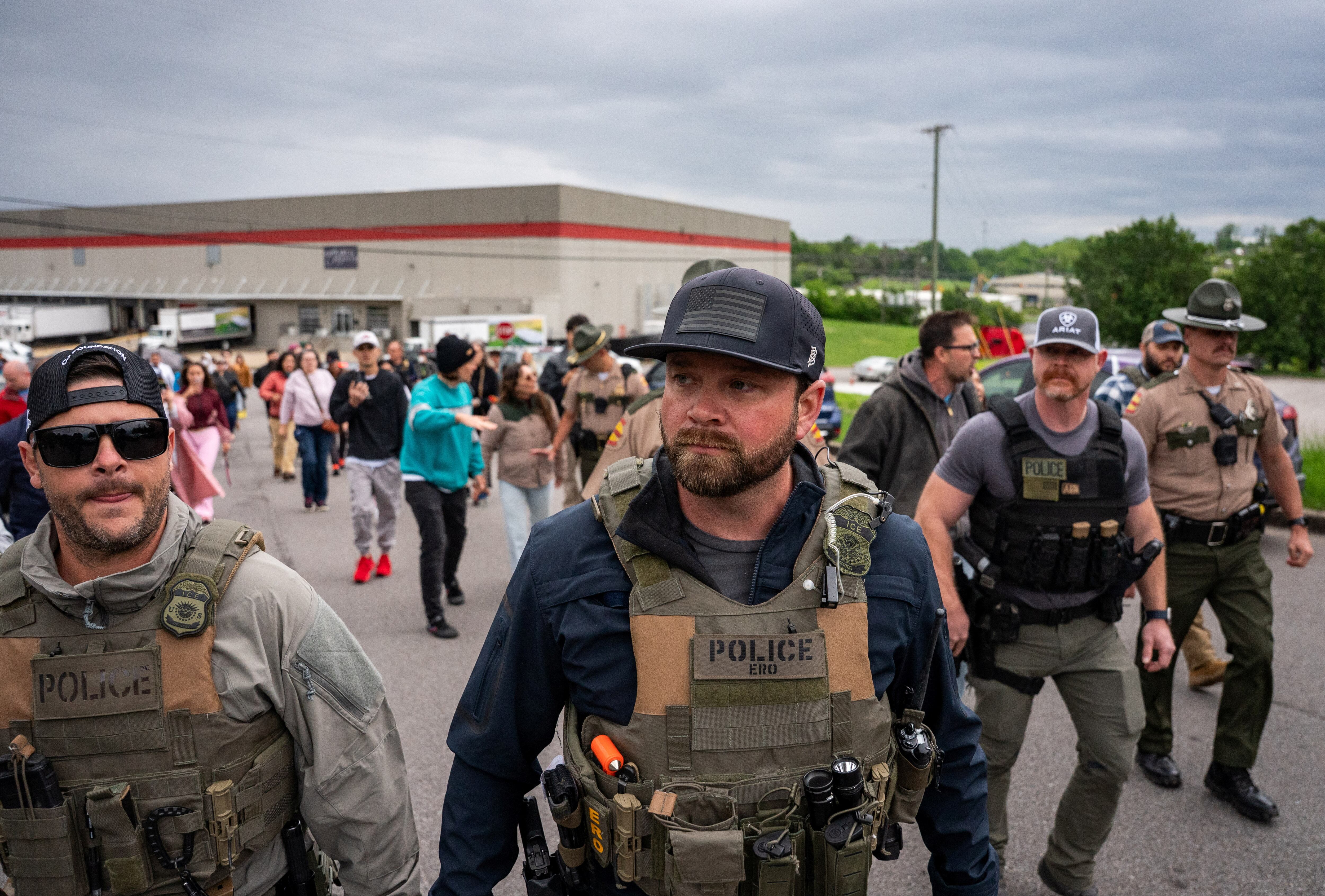 La administración ordenó suspender redadas en granjas, hoteles y restaurantes para evitar efectos negativos en la economía. (REUTERS/Seth Herald)