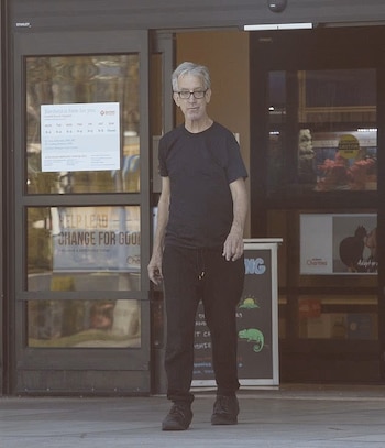 Andy Dick aparece inconsciente afuera