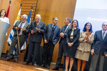 Los expresidentes Luis Alberto Lacalle y Julio María Sanguinetti, junto a Yamandú Orsi (Camilo dos Santos Ayala, Presidencia)