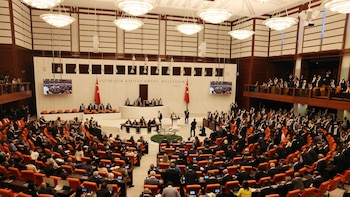 El Parlamento de Turquía aprueba un proyecto de ley que suspende procesos y condenas a miembros del PKK