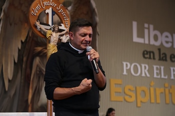 El padre Chucho vinculó el cambio político en Colombia con una nueva etapa para los creyentes y con una posible intervención espiritual en la Casa de Nariño - crédito @lamansion_scz/Instegram