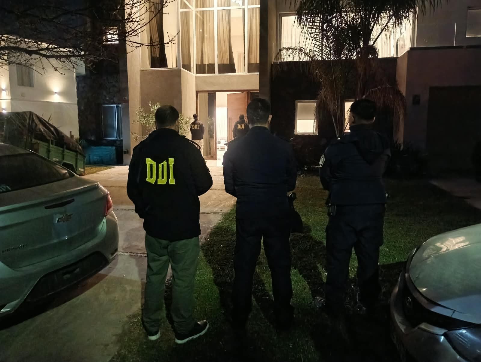 Agentes de la DDI realizan un operativo de allanamiento en la residencia del cantante L-Gante en la localidad de Moreno