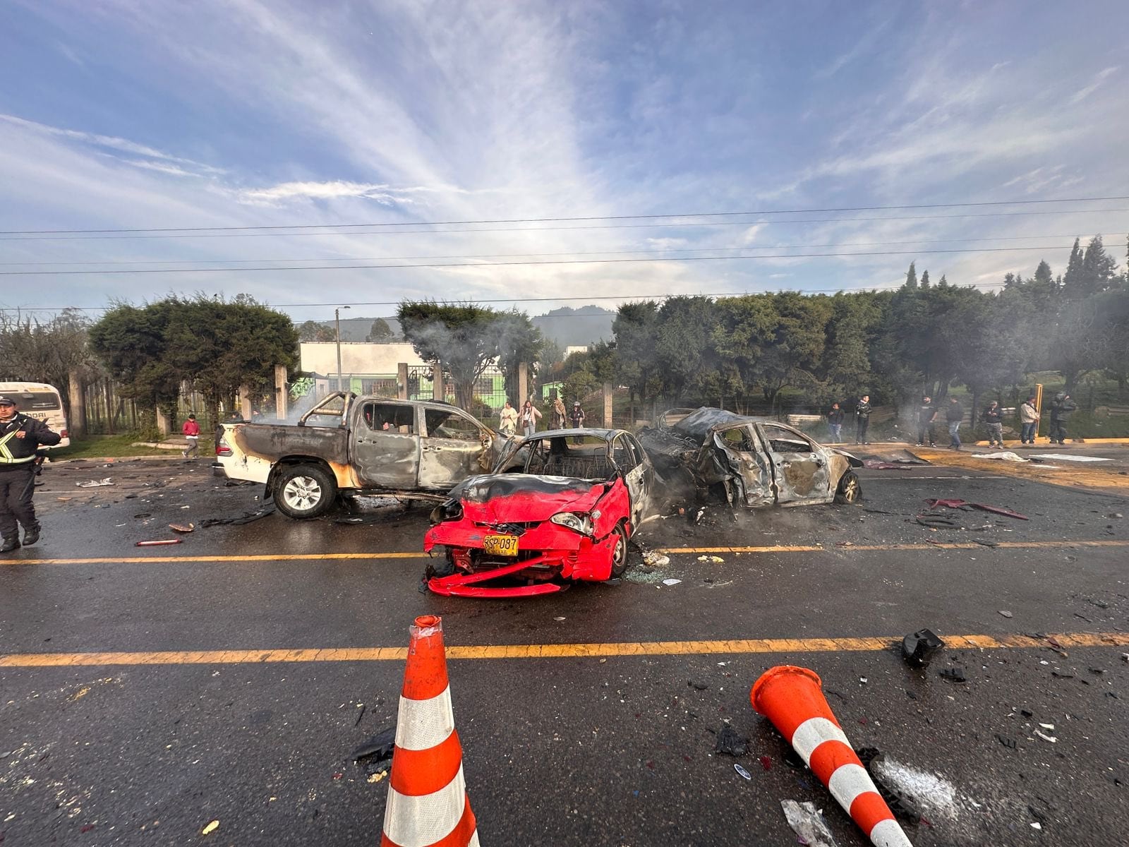 Así quedó el peaje Casablanca tras el choque múltiple y la explosión que dejó vehículos calcinados y la vía completamente cerrada - crédito Bomberos de Cundinamarca