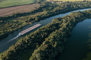 Dentro del sector logístico existe consenso sobre que la eficiencia operativa de la vía navegable impacta directamente sobre los costos de transporte, la competitividad exportadora y la integración regional (Foto: Shutterstock)