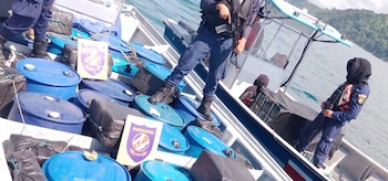 La incautación incluyó más de sesenta pacas de presunta cocaína y marihuana, halladas en el interior de una embarcación de 38 pies de longitud.(Cortesía: Ministerio de Seguridad Pública)