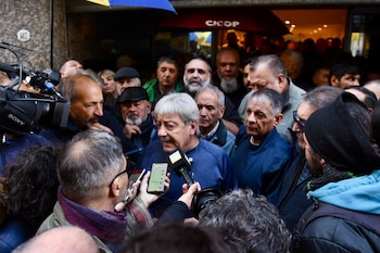 Abel Furlán y Octavio Argüello, de la CGT, en el abrazo a la UOM