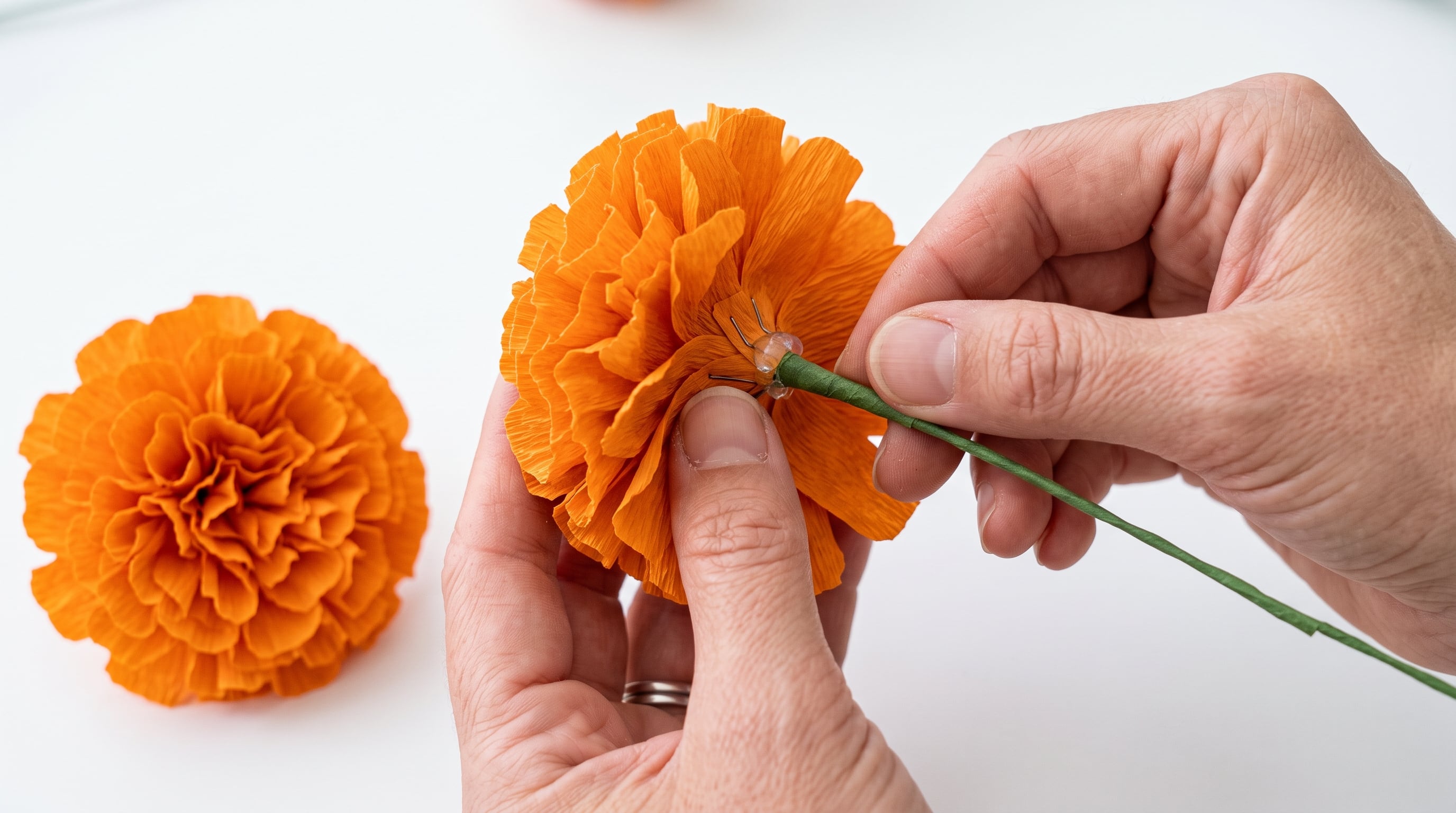 La flor puede quedarse sin tallo y usarse directamente sobre una base plana. (Imagen Ilustrativa Infobae)