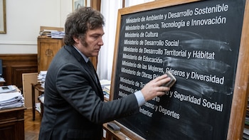 El Gobierno de Milei ya eliminó 72.000 puestos de trabajo en el sector público: qué áreas sufrieron los mayores recortes