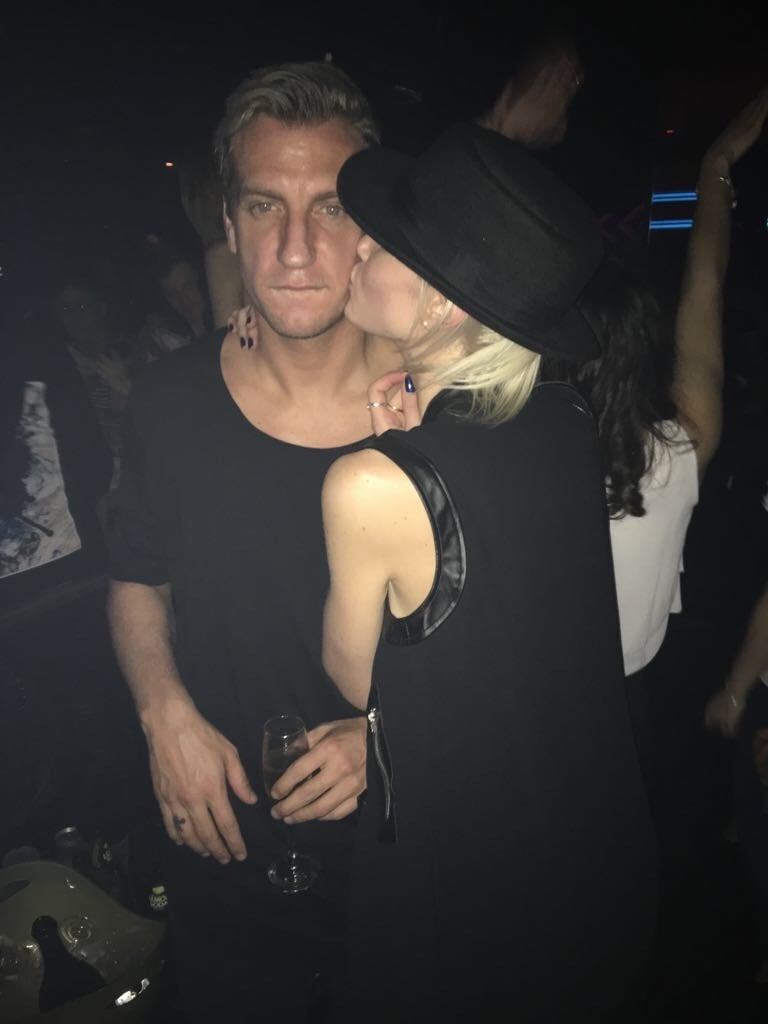 Un beso en plena celebración nocturna