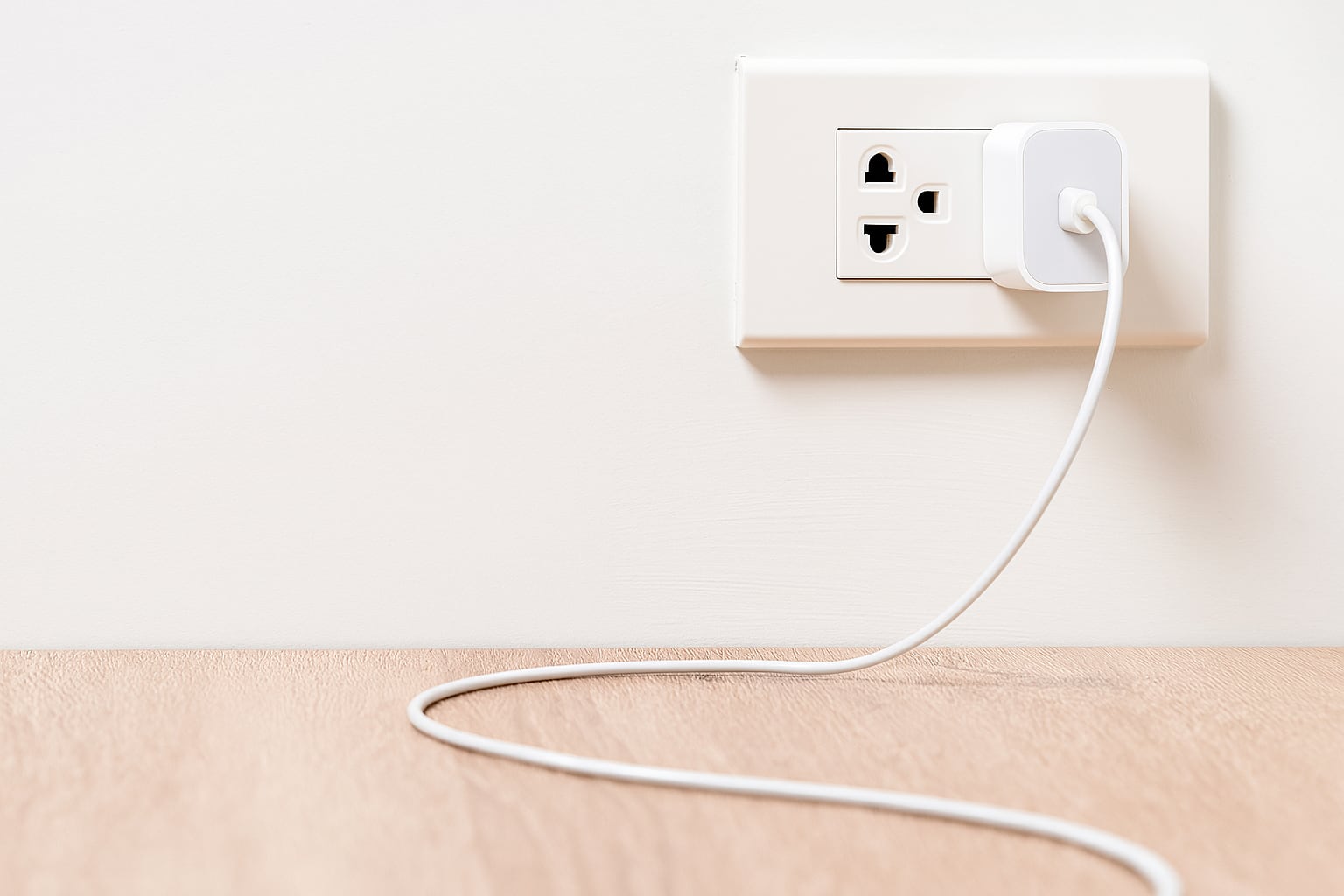 Los cargadores no originales o manipulados aumentan la probabilidad de sufrir robos de información y control remoto del móvil. (Imagen ilustrativa Infobae)