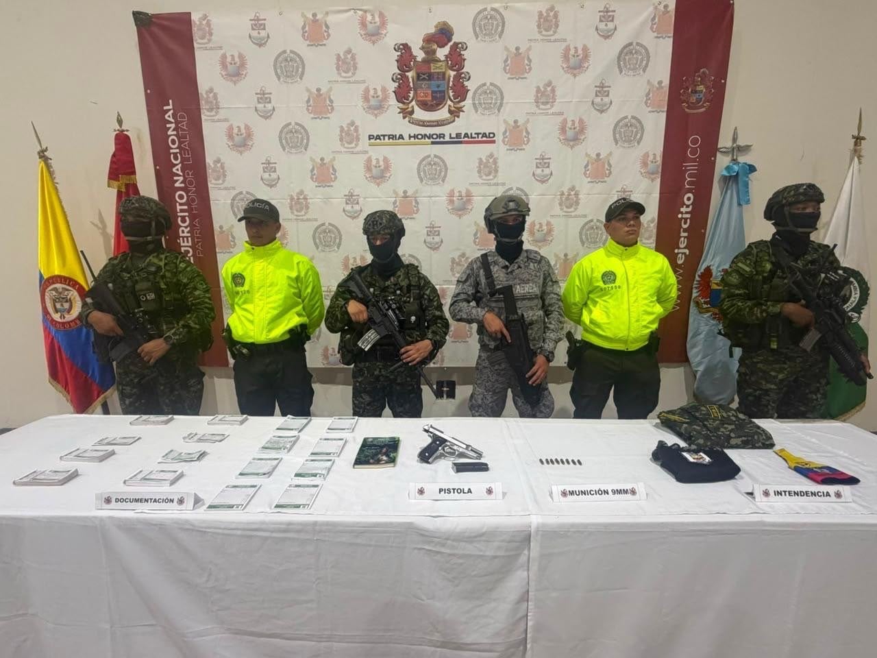 La fuerza pública destruyó búnkeres y campamentos, y decomisó granadas para drones, explosivos, fusiles, ametralladoras, minas antipersona y municiones - crédito Ministerio de Defensa