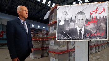 A la izquierda, Kais Saied,