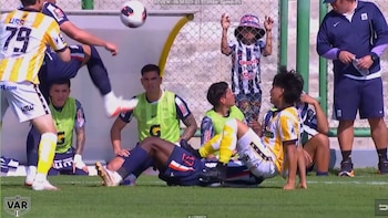 “Acción temeraria, pero roja no es”: la sorpresiva revelación del audio del VAR sobre la patada a Luis Advíncula en Juan Pablo II vs Alianza Lima