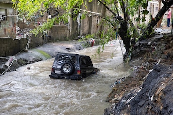Las lluvias acumulando hasta 400 milímetros han causado inundaciones y daños materiales en el Gran Santo Domingo y el Distrito Nacional. (EFE/Orlando Barría)