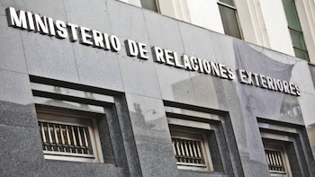 Fachada de piedra gris con letras en relieve que componen la frase MINISTERIO DE RELACIONES EXTERIORES sobre tres ventanas
