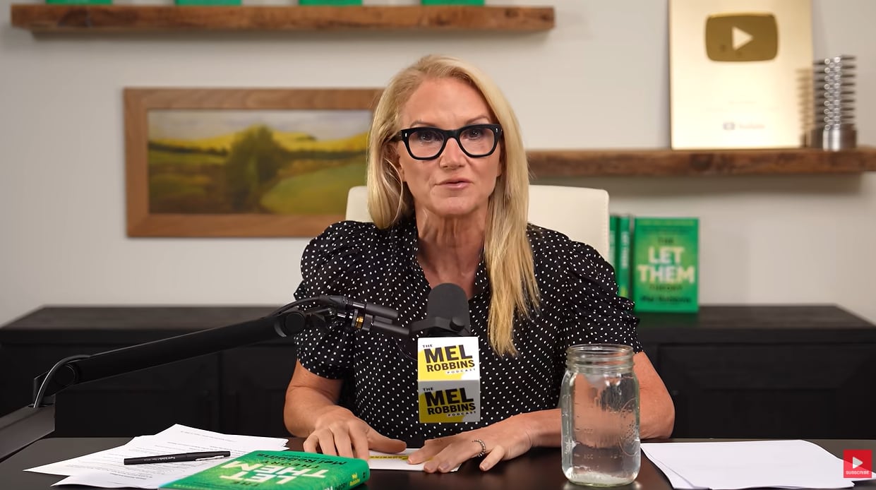 Mel Robbins presentó un método basado en la teoría Déjalos para abordar vínculos conflictivos sin intentar modificar la conducta ajena (Captura de video de The Mel Robbins Podcast)