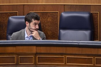 El ministro de Derechos Sociales, Consumo y Agenda 2030, Pablo Bustinduy, durante una sesión plenaria, en el Congreso de los Diputados. (Alberto Ortega - Europa Press)