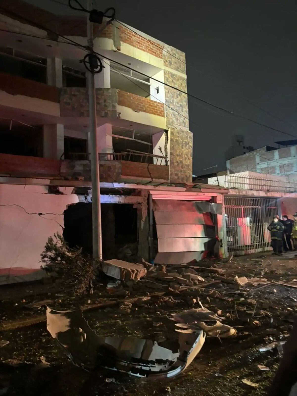 Vecinos denunciaron que la vivienda atacada estaba vinculada a la minería ilegal y a actividades delictivas.