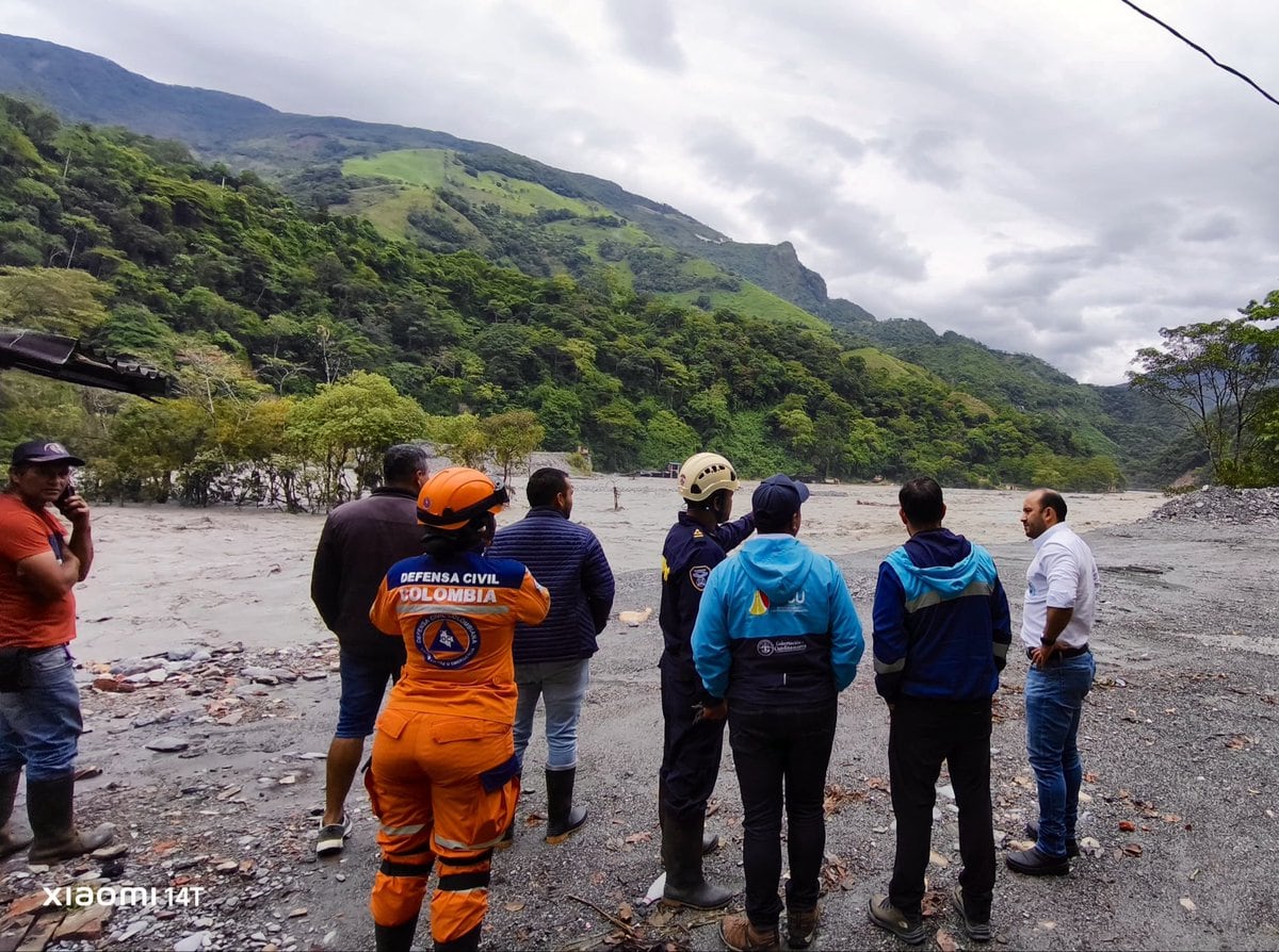 El nivel del río superó los siete metros y alcanzó la superestructura del puente Ocal, principal acceso para 11 veredas rurales de Guayabetal - crédito @JorgeEmilioRey / X