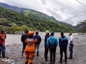 El nivel del río superó los siete metros y alcanzó la superestructura del puente Ocal, principal acceso para 11 veredas rurales de Guayabetal - crédito @JorgeEmilioRey / X