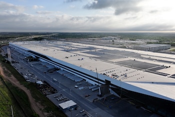 La planta de Tesla en Texas, una de las instalaciones de producción de vehículos eléctricos y almacenamiento de energía más grandes del mundo