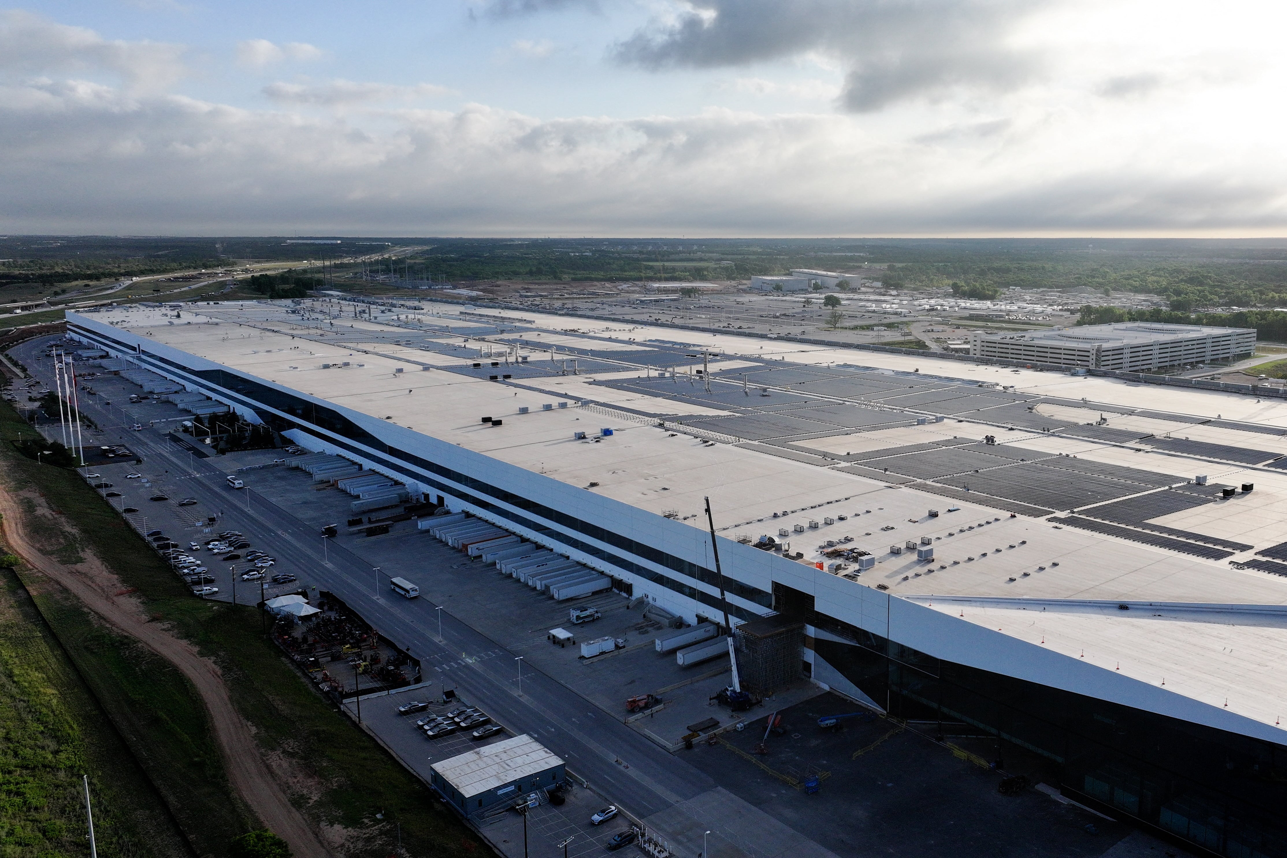 La planta de Tesla en Texas, una de las instalaciones de producción de vehículos eléctricos y almacenamiento de energía más grandes del mundo