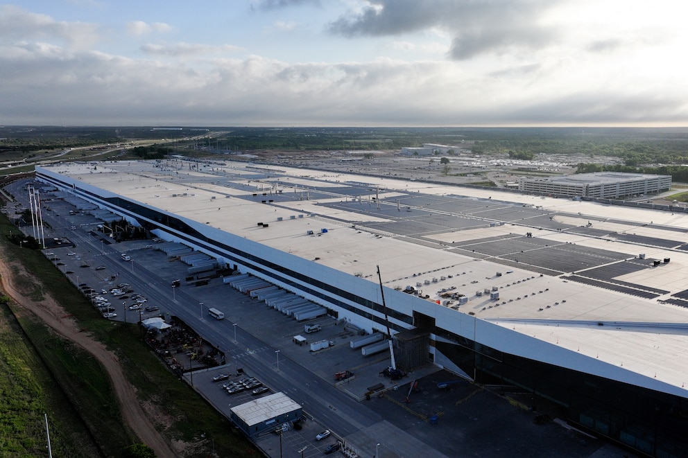 YPF y Tesla exploran una alianza para desplegar cargadores rápidos y almacenamiento energético en Argentina