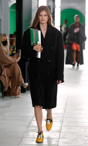 Los maxi tapados de paño oversized estuvieron presente en la pasarela de Louis Vuitton. Acompañados por sobres metalizados y zapatos estilo mocasín