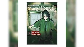 Portada del manga "Casas Extrañas" volumen 2. Muestra un personaje de cabello oscuro y ojos rojos, vestido de verde, frente a un cuadro con un plano de casa