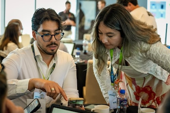 PepsiCo LATAM presentó soluciones tecnológicas para optimizar el manejo de cultivos y el uso eficiente de recursos. Productores latinoamericanos compartieron experiencias sobre agricultura regenerativa durante AgroUniversity LATAM 2026. Participantes del evento exploraron nuevas herramientas para impulsar la sostenibilidad agrícola en la región. La capacitación y la transferencia de conocimiento fortalecen la resiliencia de comunidades rurales latinoamericanas. (Cortesía PepsiCo)