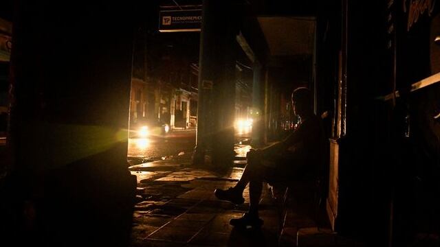 Un hombre se sienta en la oscuridad durante un apagón en La Habana, Cuba (REUTERS/Norlys Pérez/Archivo)