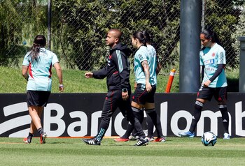 Fotografía de archivo en la que se registró al director técnico de la selección colombiana femenina de fútbol, Angelo Marsiglia (c), durante un entrenamiento, en Bogotá (Colombia) - crédito EFE/Mauricio Dueñas
