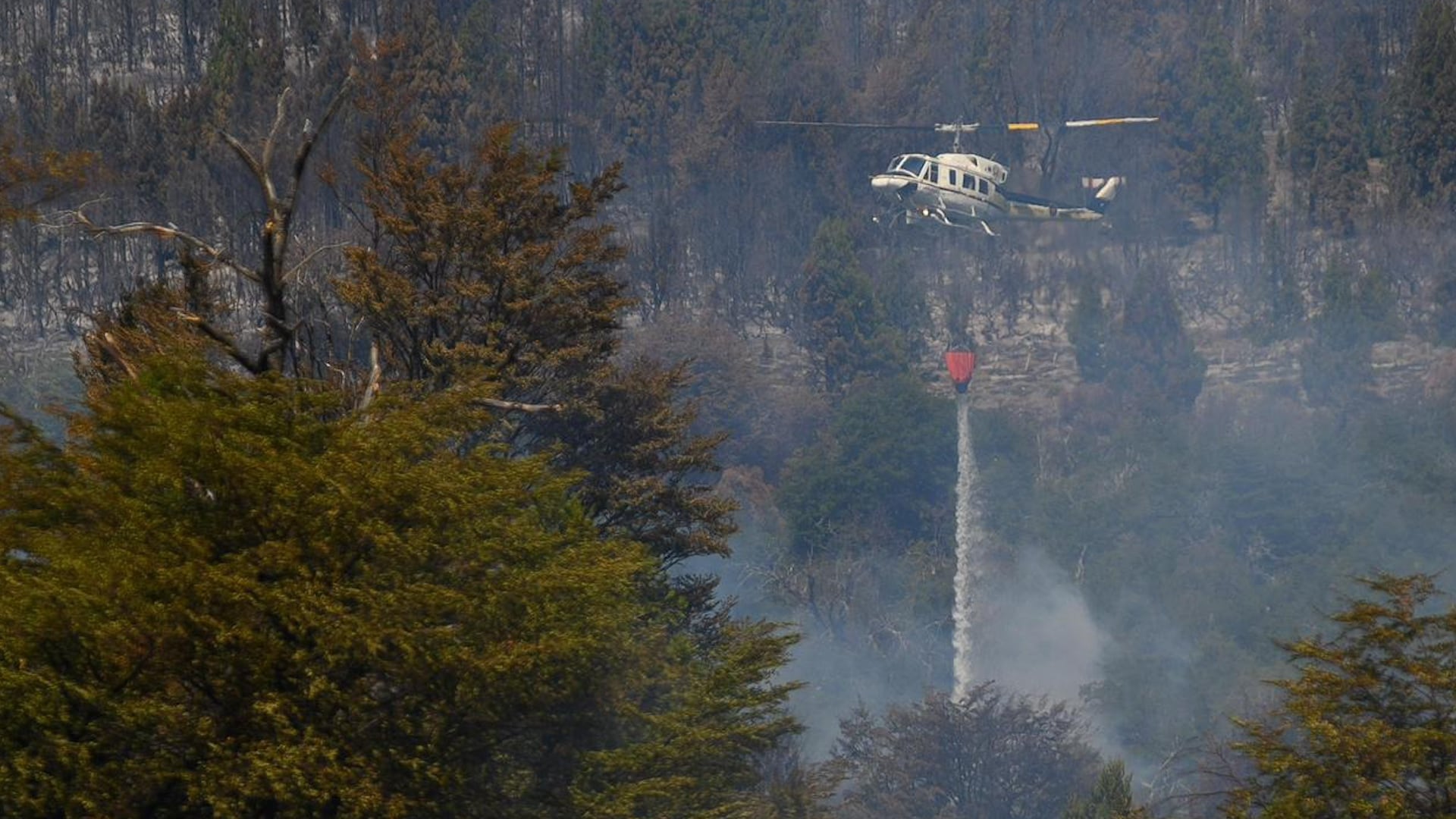 En los operativos están a disposición dos aviones anfibios, dos aviones hidrantes y tres helicópteros con helibalde